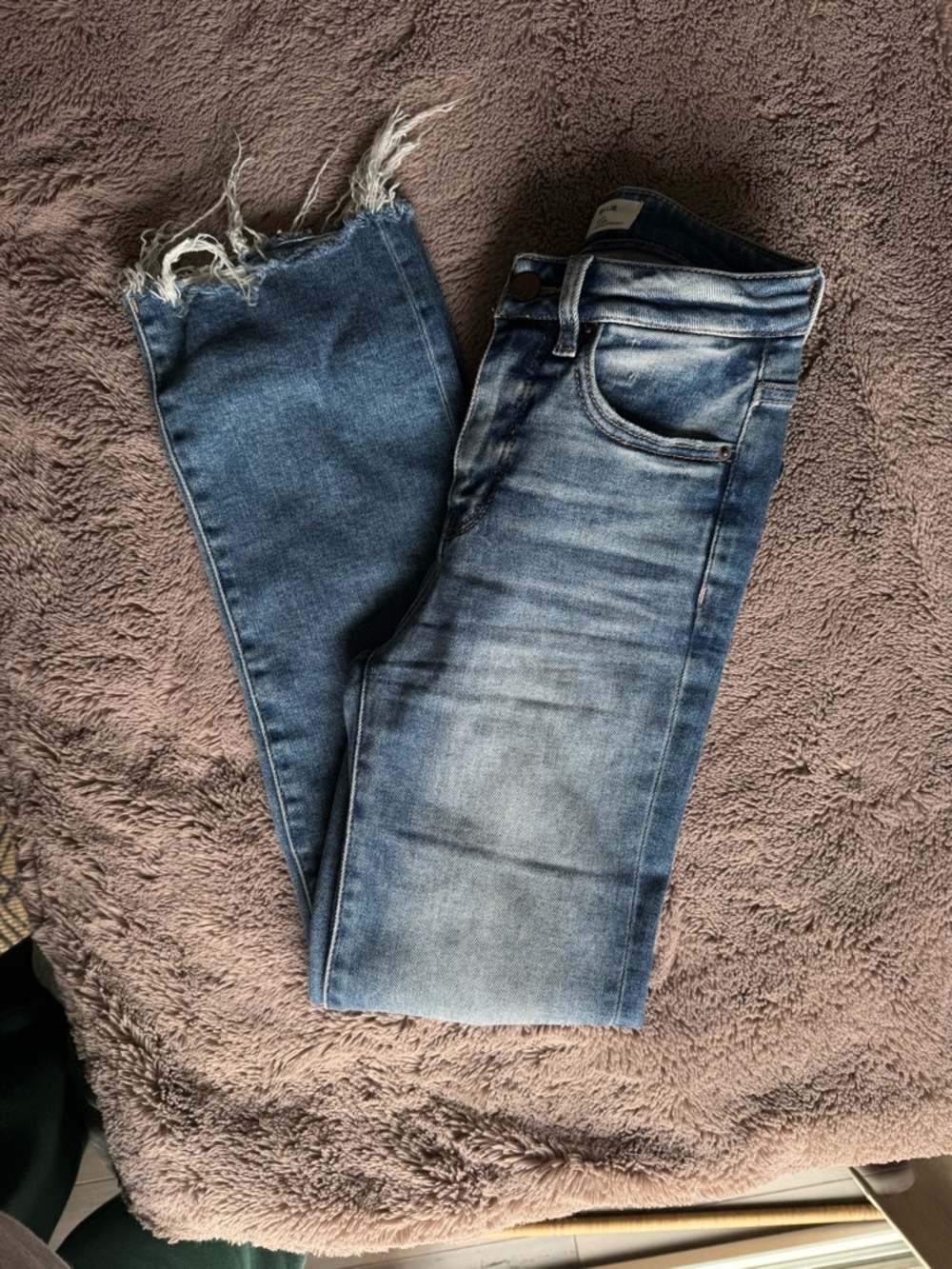 BKE Women's Light Blue Washed Cropped Frayed Hem Jeans